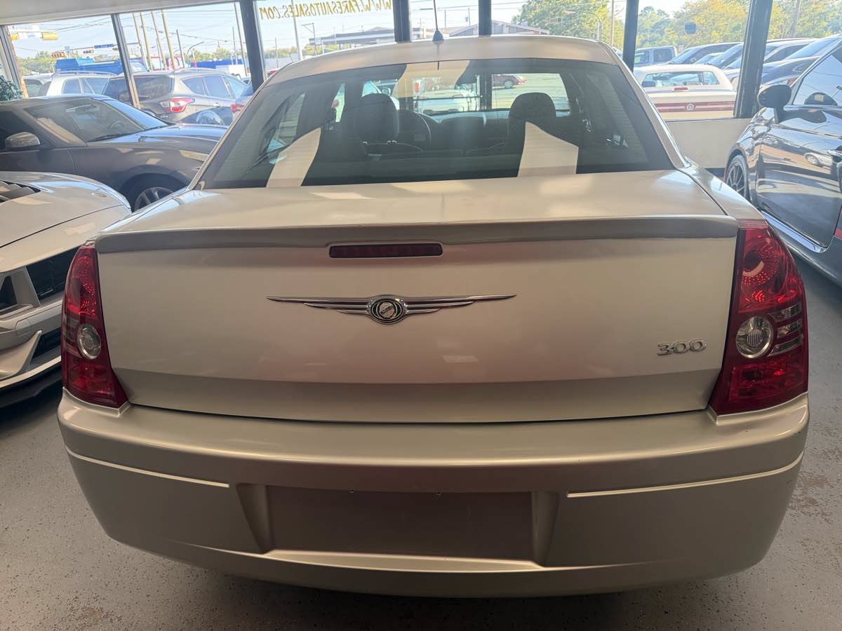 Used 2008 Chrysler 300 LX RWD image 9