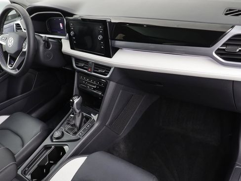 Used 2025 Volkswagen Taos SEL image 21