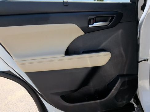 Used 2025 Toyota Highlander XLE FWD image 30