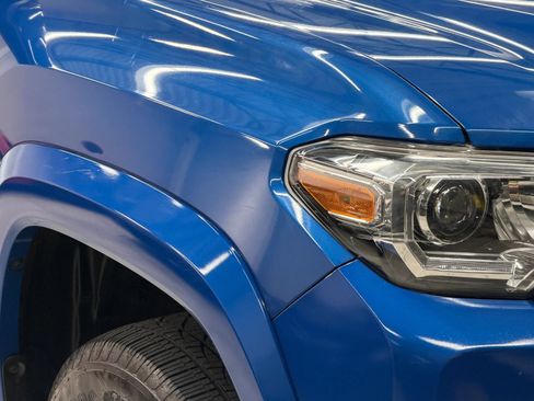 Used 2018 Toyota Tacoma TRD Sport w/ Technology Package AWD/4WD image 6