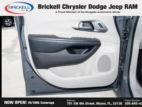 Used 2022 Chrysler Pacifica Touring-L image 12