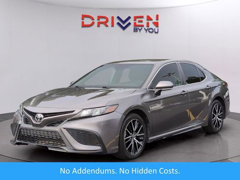 Used 2021 Toyota Camry SE w/ Convenience Package FWD image 1