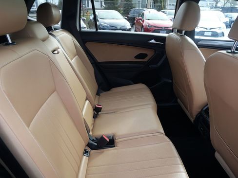 Used 2022 Volkswagen Tiguan SE w/ Panoramic Sunroof Package image 27