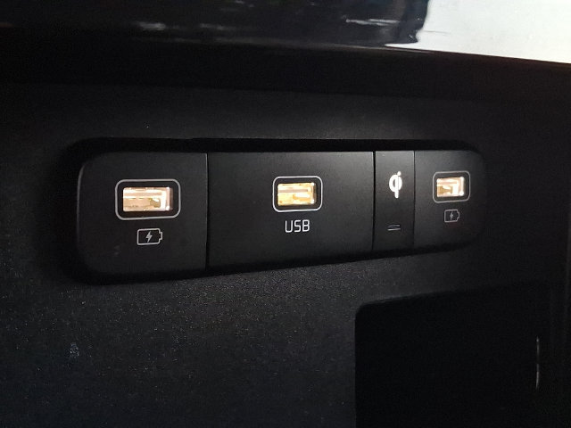 Used 2024 Kia Carnival EX FWD image 19