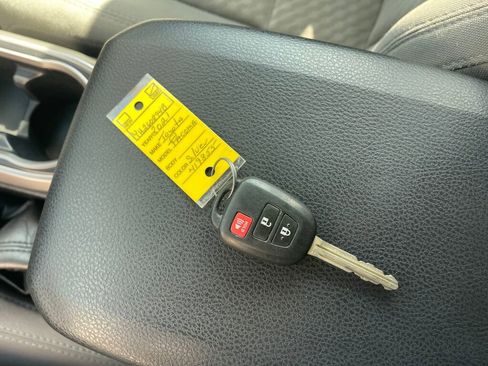 Used 2021 Toyota Tacoma SR5 AWD/4WD image 4