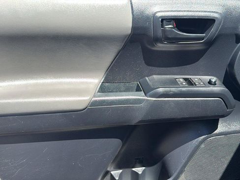 Used 2018 Toyota Tacoma SR RWD image 13