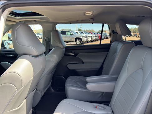 Used 2021 Toyota Highlander XLE image 13