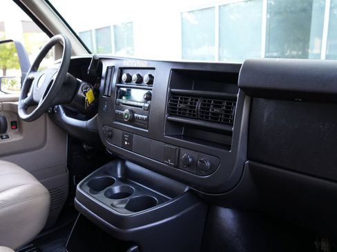 Used 2015 Chevrolet Express 4500 RWD image 8