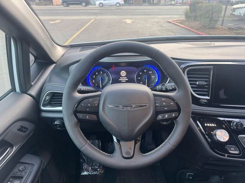 Used 2023 Chrysler Pacifica Touring-L w/ S Appearance Package image 22