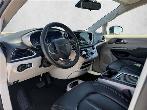 Used 2023 Chrysler Pacifica Touring-L FWD image 10