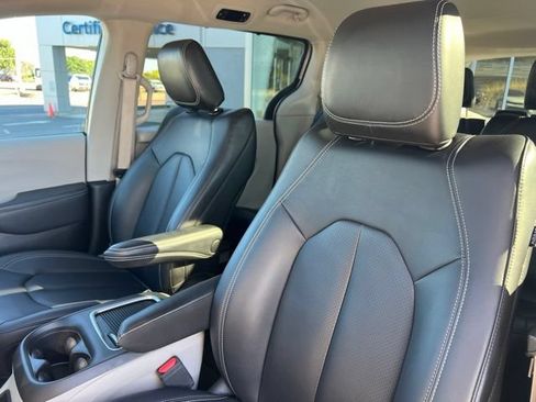 Used 2024 Chrysler Pacifica Touring-L FWD image 13