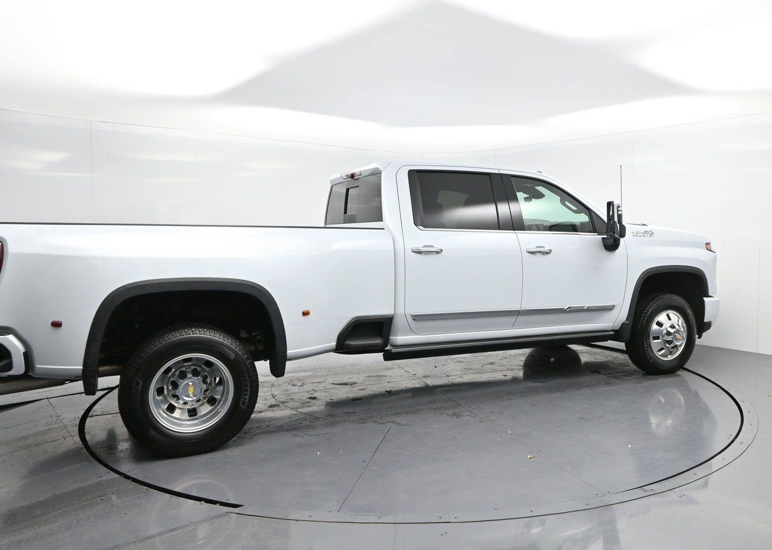 Used 2026 Chevrolet Silverado 3500 High Country w/ Technology Package AWD/4WD image 8