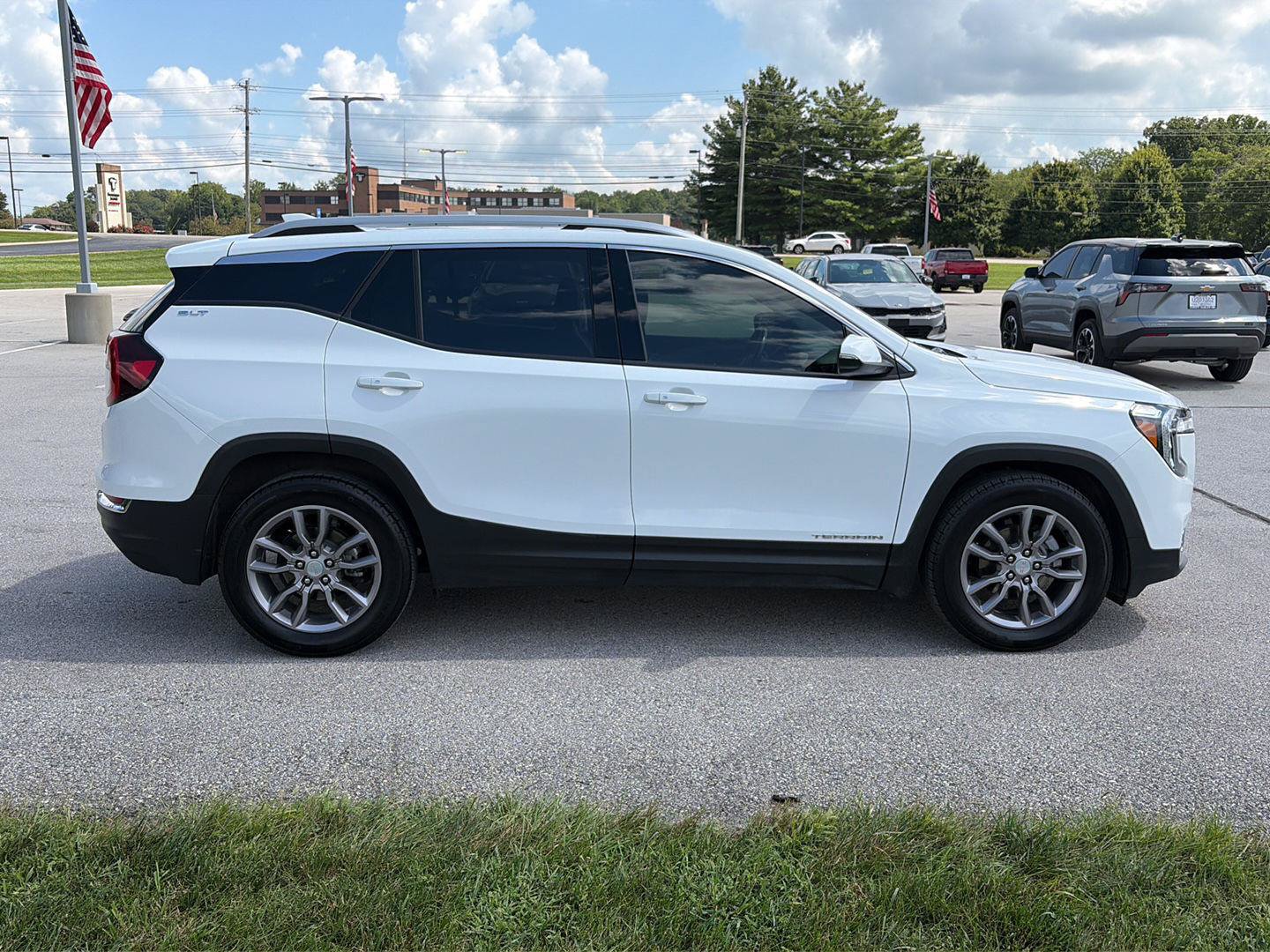 Used 2022 GMC Terrain SLT w/ Infotainment Package II FWD image 6