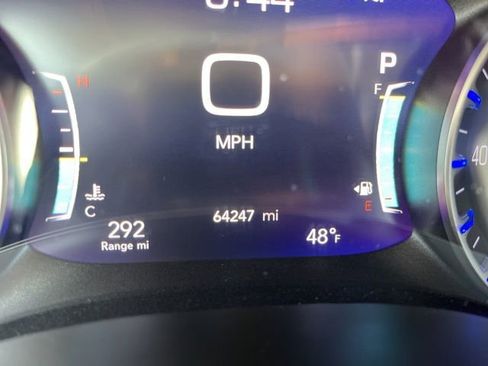 Used 2023 Chrysler Pacifica Touring-L image 39