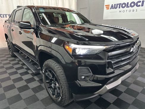 Used 2025 Chevrolet Colorado Z71 w/ Midnight Edition AWD/4WD image 2