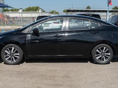 Used 2021 Nissan Versa SV image 3