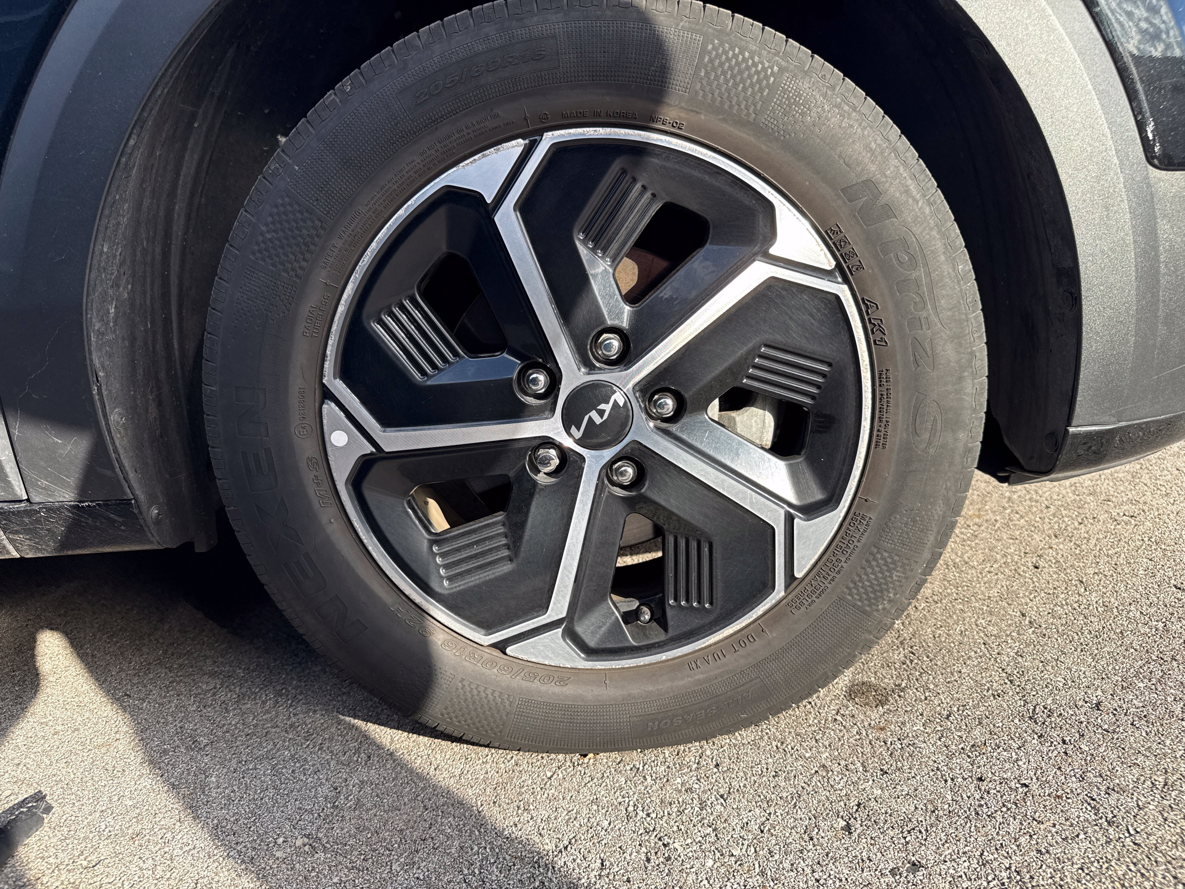 Used 2023 Kia Niro EX FWD image 9