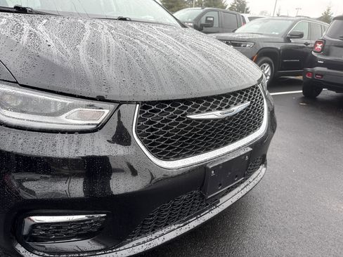 Used 2022 Chrysler Pacifica Touring-L image 3