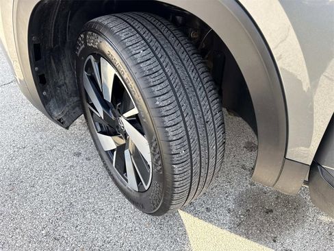 Used 2025 Volkswagen Atlas Cross Sport SE image 31