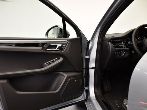 Certified 2026 Porsche Macan Turbo AWD/4WD image 35