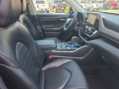 Used 2025 Toyota Highlander XLE AWD/4WD image 9