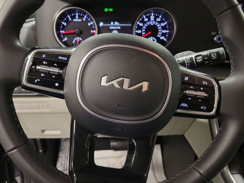 Used 2024 Kia Carnival LX image 18