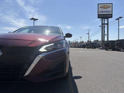 Used 2025 Nissan Altima 2.5 SV image 10