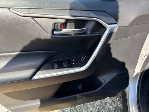 Used 2020 Toyota RAV4 XLE image 19