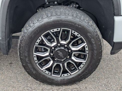Used 2024 Chevrolet Silverado 2500 High Country w/ Technology Package AWD/4WD image 10
