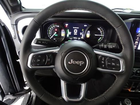 Certified 2025 Jeep Wrangler Unlimited Sahara AWD/4WD image 6