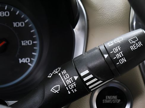 Used 2023 Chevrolet Traverse LS FWD image 17