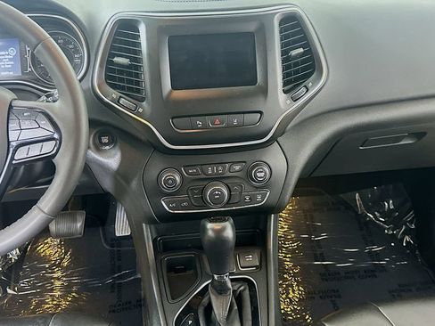 Used 2021 Jeep Cherokee Latitude Plus FWD image 18