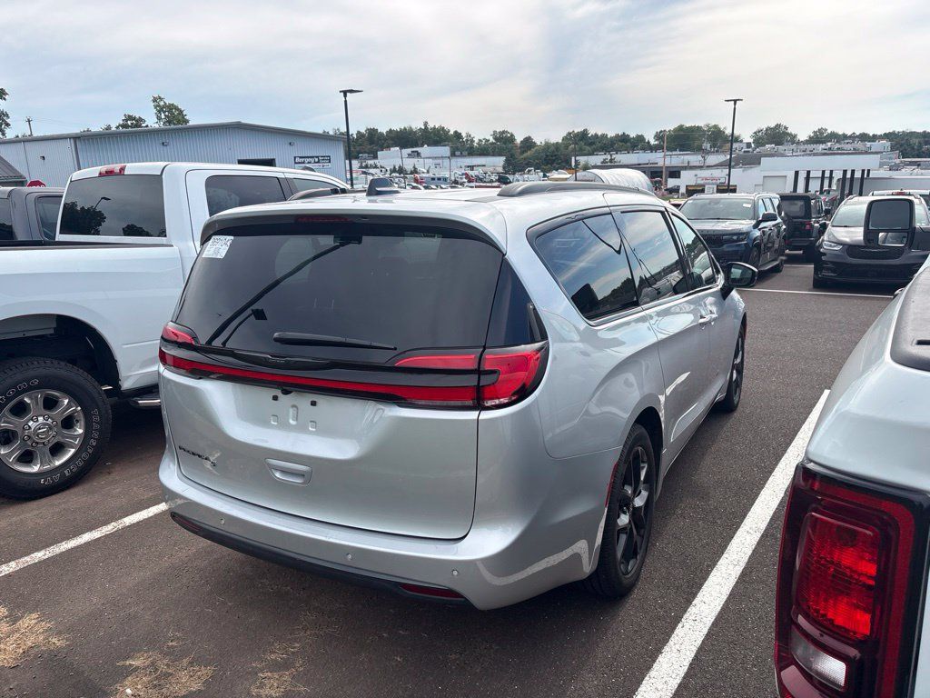 Used 2026 Chrysler Pacifica Select w/ S Appearance Package FWD image 2