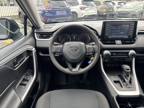 Used 2022 Toyota RAV4 LE FWD image 11