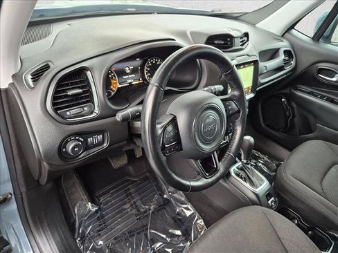 Used 2018 Jeep Renegade Altitude w/ UConnect 8.4 Nav Group FWD image 9