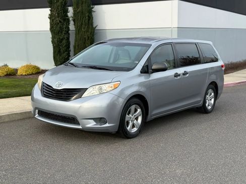 Used 2013 Toyota Sienna L image 1