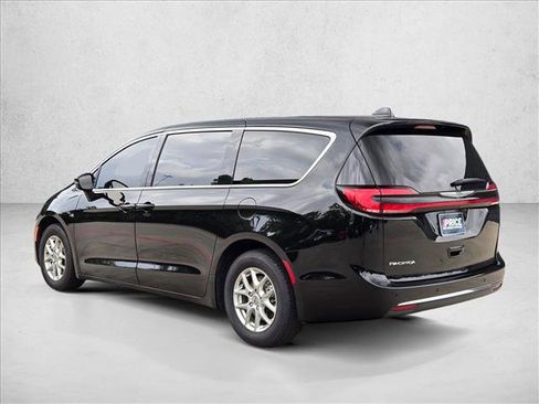 Used 2024 Chrysler Pacifica Touring-L FWD image 7