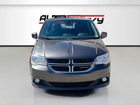 Used 2020 Dodge Grand Caravan SXT image 2