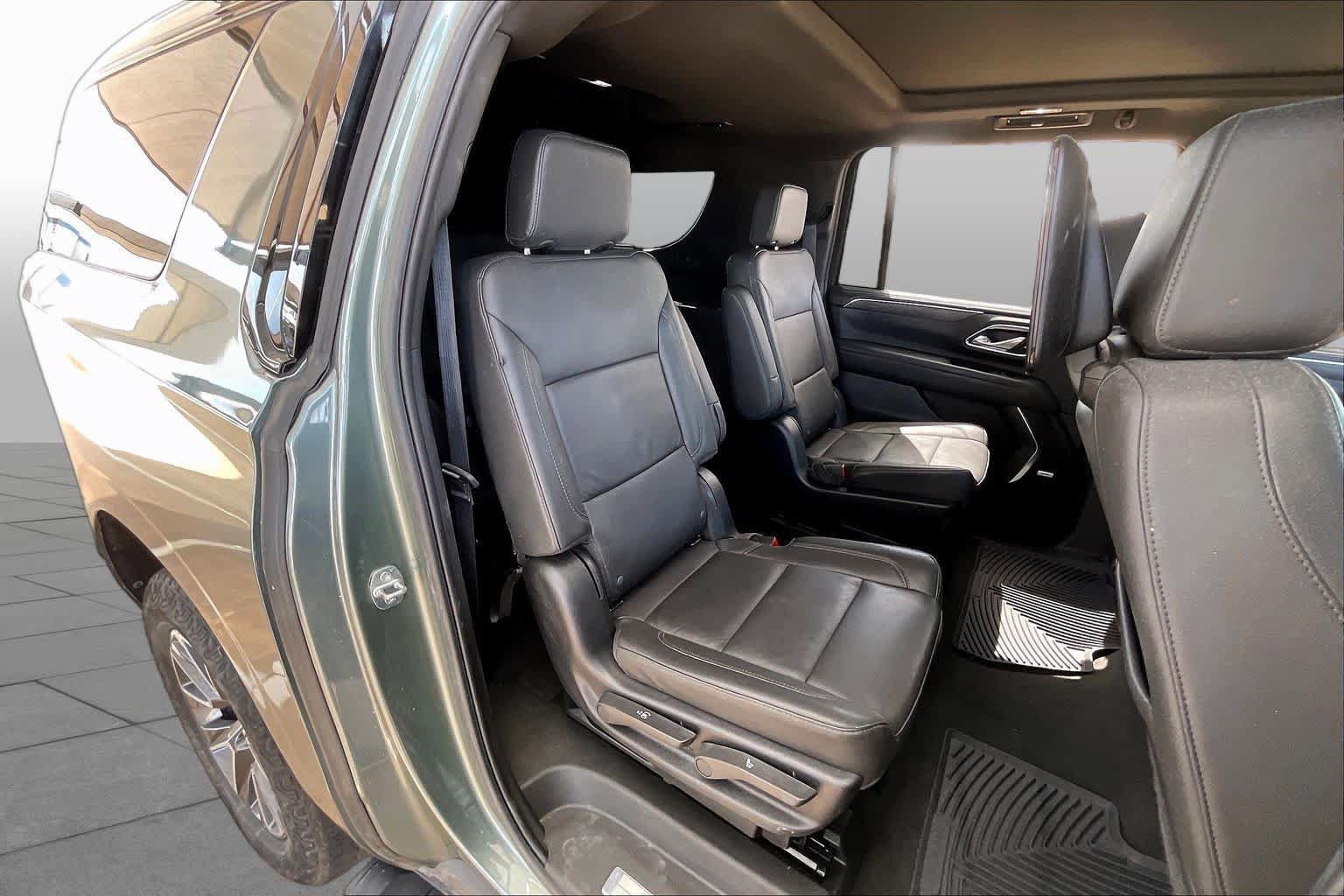 Used 2024 Chevrolet Suburban Z71 w/ Luxury Package AWD/4WD image 19