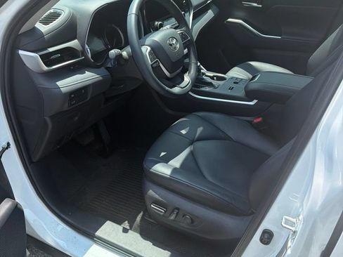 Used 2023 Toyota Highlander XLE FWD image 13