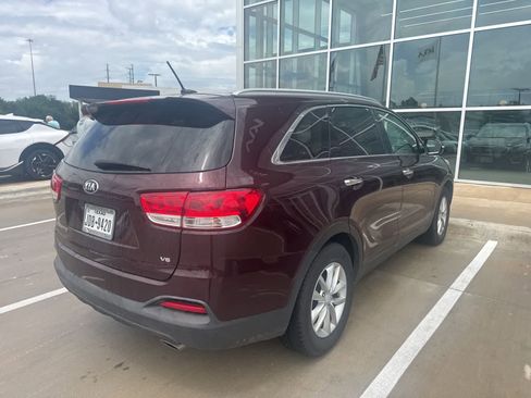 Used 2017 Kia Sorento LX image 7