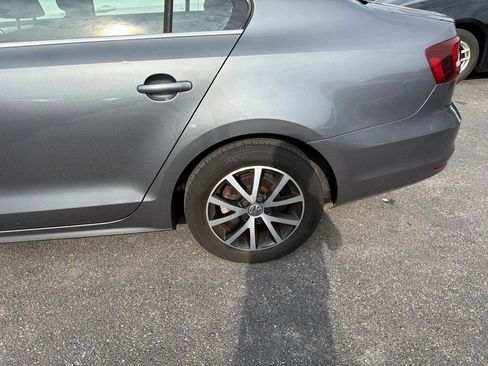 Used 2017 Volkswagen Jetta SE FWD image 4