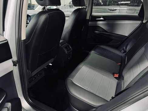 Used 2022 Volkswagen Taos SE w/ Driver Assistance Package image 18