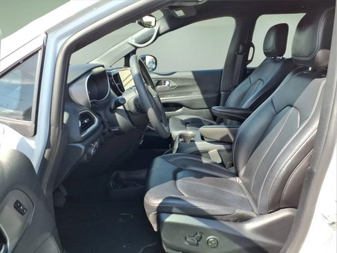 Used 2025 Chrysler Pacifica Select FWD image 4
