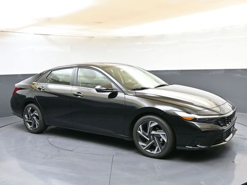 Used 2025 Hyundai Elantra Limited FWD image 7