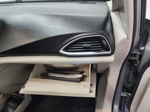Used 2018 Chrysler Pacifica Touring Plus FWD image 34
