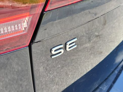 Used 2024 Volkswagen Tiguan SE R-Line FWD image 5