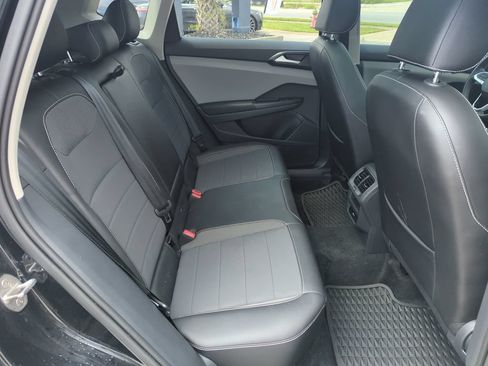 Used 2023 Volkswagen Taos SE w/ Panoramic Sunroof Package FWD image 33