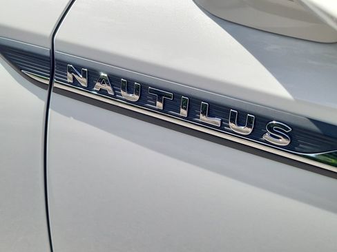 Used 2022 Lincoln Nautilus Reserve w/ Equipment Group 201A FWD image 9
