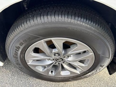 Used 2026 Toyota Sienna XLE FWD image 9